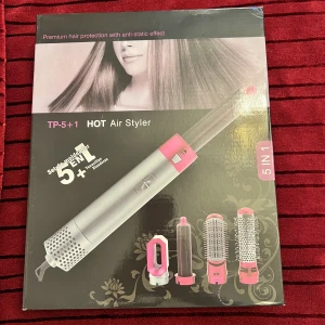 5-1 multistyler  - 5-1 multistyler  Hårfön, locktång, hår borste allt i ett.   Ej använd   Färg: silver, rosa/lila   ”Pris kan prutas” 