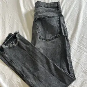 Jeans från Gina tricot x nicki studios som är raka i modellen.