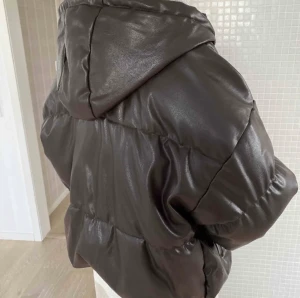 brun jacka - Säljer denna snygga bruna vinterjackan som varit/är populär. Köpt från h&m förra året och används under vintern 2021, fortfarande fint skick inga hål mm! 🫶🏻 Säljer då jag köpt ny.