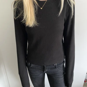 Tröja  - En jätte fin svat långarmad tröja från h&m. Köparen står för frakt.
