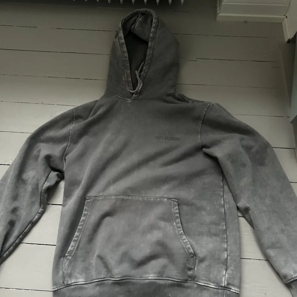 Riktigt fin Han kjobenhavn hoodie som inte är några fel på alls. Använd ett fåtal gånger. Säljs för 450 och köpt för 1400. Hoodies.