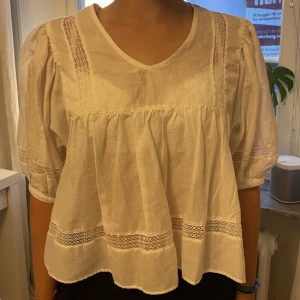 Superfin blus - Världens gulligaste blus från lager 157 limited. Denna är så gullig och perfekt till allt, sommaren och vintern. Osäker på att sälja men kontakta via intresse eller köp🩷