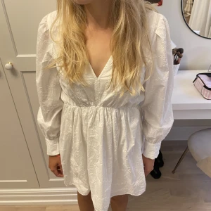 Helt oanvänd klänning från Zara - Jättefin klänning från zara som är helt oanvänd och lappen är kvar. Den är helt slutsåld och är väldigt populär! Perfekt som sommarklänning, avslutningsklänning eller typ konfirmationsklänning😍kontakta via intresse eller köp!