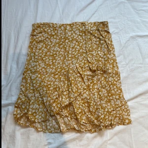 Kjol - Super söt somrig och blommig kjol💛