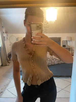 Topp från chiquelle - Beige topp från chiquelle med knappknäpning som sällan använts. Nyskick utan anmärkning.