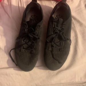 vapormax  - Tjena! jag har haft mina vapormax i snart ett halvt år och jag har köpt nya 270s så jag har tänkt sälja dem! ny pris på dem är 1,8 k så säljer dme för 1,2 k! och dem är lite solblekta.