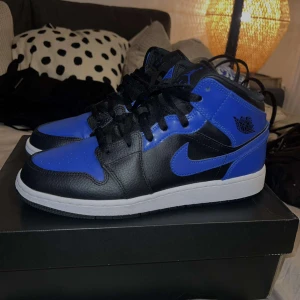 JORDAN 1  - Säljer min storasysters Jordans hon fick i present av mig då de inte kommer till användning. Endast använda ett fåtal gånger (2/3 gånger)  strl 40 Finns kvitto  Skriv för mer info <3 Buda buda buda!! 
