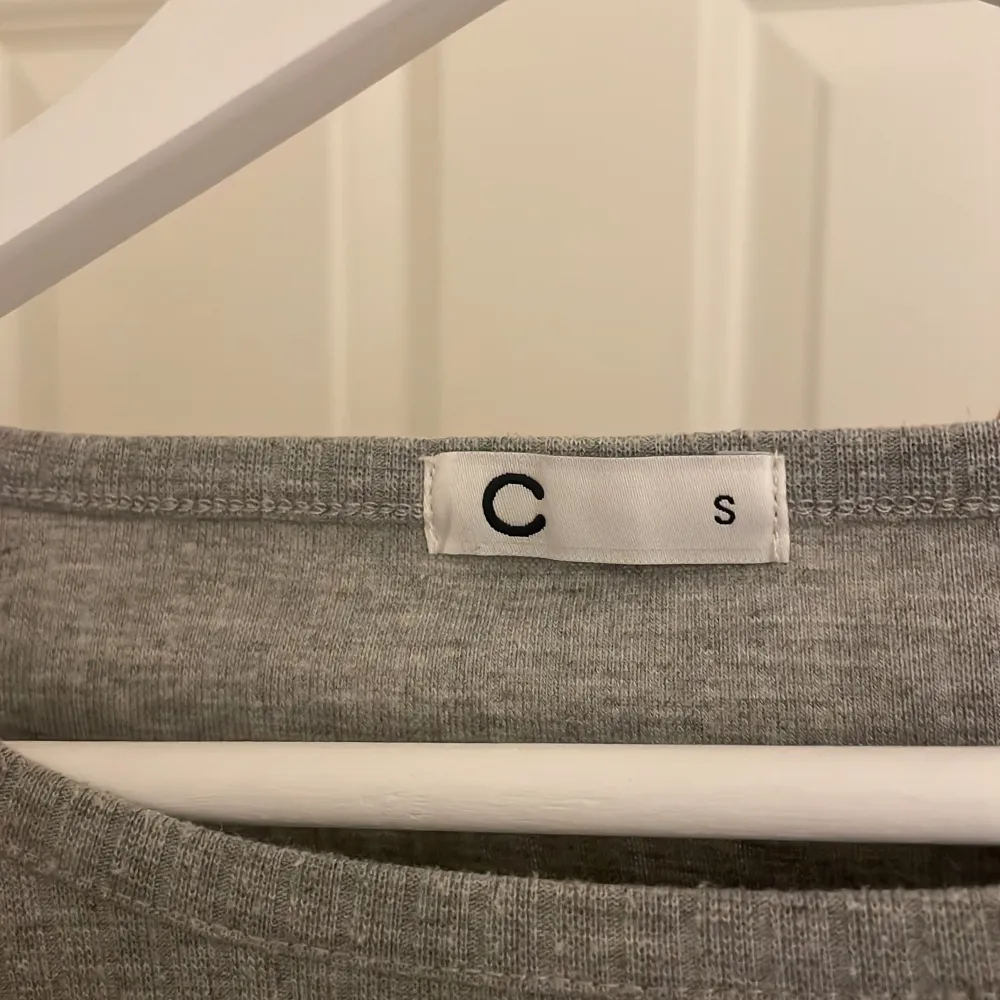 En basic grå T-shirt som ja fick av nån men aldrig använt så därför vill jag sälja den. T-shirts.