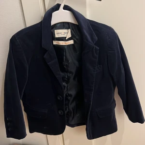Pojkkläder 98-116 - Sammetkavaj använd en gång st 98 80kr Skjortor st 116 som nya 50kr st