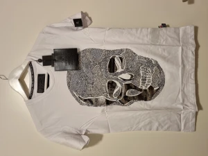 Philipp plein t-shirt  - Oanvänt. Kopia. Med strass.