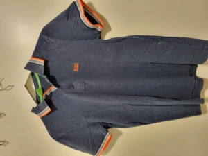 Hugo boss pike - Blå pike med orangea detaljer. Använt men men i fint skick.