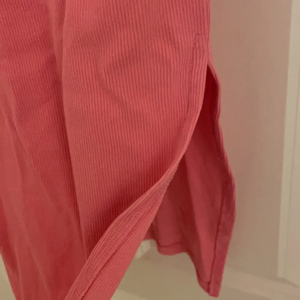 En rosa klänning från new yorker. Har aldrig använt den säljer den för jag inte tycker att ja passar i färgen. Har tvättat den en gång och det är därför den är lite skrynklig. Kan också visa hur den sitter på privat om du e intresserad av att köpa den. Klänningar.