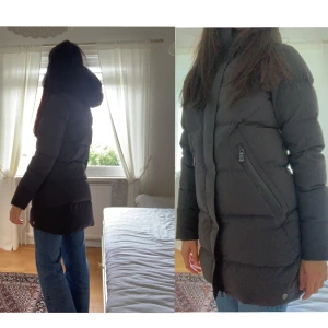 W RACE DOWN PARKA CARBON - Dunkappa - En jättefin och varm dunjacka från Sail Racing i storlek xs. Bara använt ett fåtal gånger och har inga stora defekter. Säljer den på grund av att den är lite för liten för mig. Nypris 6000 kr