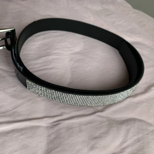 rhinestones skärp - jättesnygg och typ helt ny använt den kanske 3 ggr, funkar perfekt till fest eller som exta glittrig detalj 