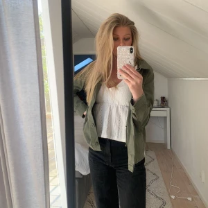 Grön jacka  - Säljer min superfina gröna höstjacka som knappt är använd så är i nyskick! Säljer då den inte kommer till användning. Den är från only i storlek S. 250kr🥰🥰köpare står för frakt 