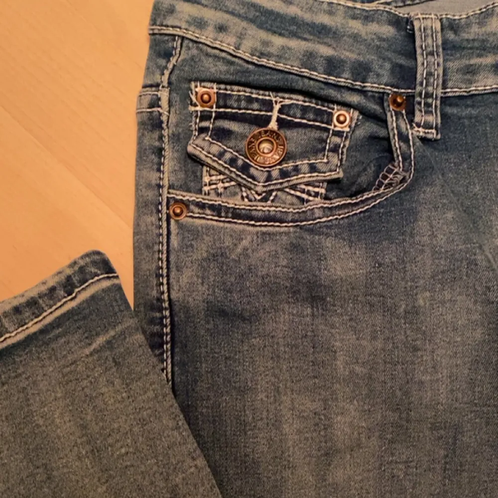 Säljer mina sprillans nya jeans! Aldrig använda då jag inte riktigt tyckte det va min stil. Har tyvärr inga bilder på då dom inte riktigt passar. Köpta för 289 kr från LightInTheBox 🥰 Strl 34 / M!. Jeans & Byxor.