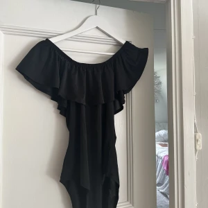 Body - Skitsnygg Offshoulder body med volanger!! Passar XS-M då det är stretchigt material