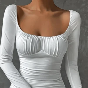 Vit klänning  - Säljer en super fin klänning då den är för liten för mig skriv för mer info 