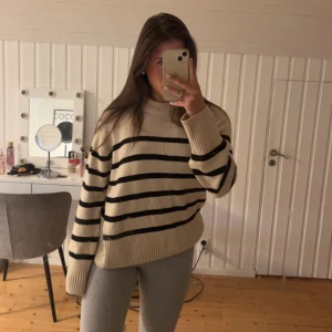 Tröja  - Säljer denna randiga tröja från ginatricot! 200 kr+frakt🫶🏼💕