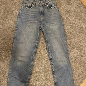 Jeans från Gina tricot i storlek 38, däremot med resår i midjan på baksidan 
