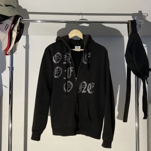 One of one zip hoodie  - One of one zip hoodie inköpt för 1500kr. OG varianten med alla stenar kvar. Eftertraktad modell. Inga skador eller liknande.🛍️