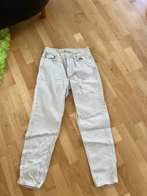 Beiga Jeans  - Mom jeans, nästan helt oanvända 