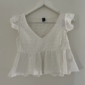 Vit volang topp  - Volang t-shirt som är jättefin nu i sommar, storlek s men passar även en xs
