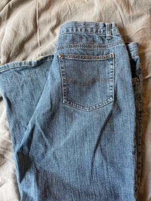 Lågmidjade jeans  - säljer dessa ur snygga jeansen, för stora för mig! 