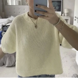 Stickad T-shirt  - Jättefin trekvartsärmad tröja från zara som inte säljs längre 💓Köpt på plick och bilden är från den annonsen. Storlek M men passar S