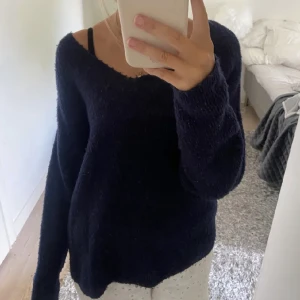 stickad v-ringad mörkblå tröja - En super fin v-ringad stickad ströja från vero moda i färgen mörkblå och strl M. Kommit till användning fåtal gånger och är i fint skick, bilden är lånad så kom privat för egna bilder💞