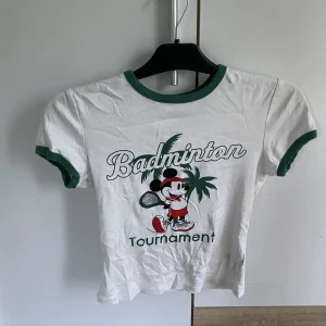 T-shirt - jätte fin t-shirt från h&m, används tyvärr inte då jag inte gillar hur den sitter på mig🥰 använd minst 2 gånger 