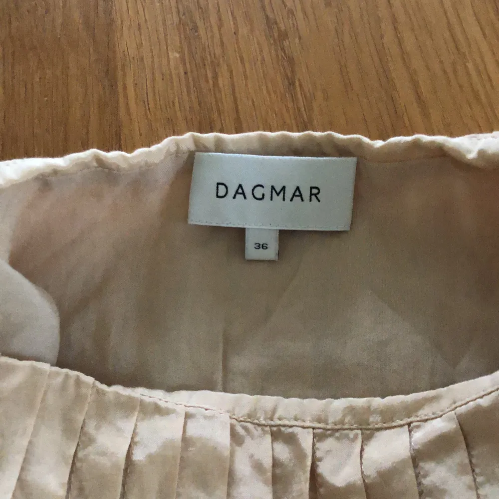 Ett jätte fint linne från Dagmar i storlek 36/M. Aldrig använt, säljer då det är för stort. Nypris ca 1500 säljer för 150 kr. Priset kan diskuteras. . Toppar.