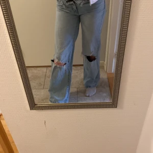 Pösiga jeans  - Ett par jätte snygga håliga jeans i storlek 160, säljer då dem it passar så bra lägre. På lappen i byxorna så är det ett E pga mitt namn men inget man märker annars är dem jätte fina😍säljer dem för ett rimligt pris🫶🏼pris kan diskuteras vid snabb affär👍🏼