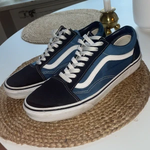 Vans skor - Vans skor i väldigt bra skick. Säljer då jag inte använder dem. Använda ett fåtal ggr bara. Om du har någon mer fråga är det bara att fråga.