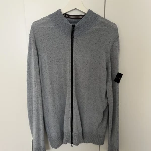 Stone Island tröja - Tröjan är i mycket bra skick. Köpt på stone island i Moskva.  Limited edition.  Fraktas ej Betalning via swish. Går ner i pris vid snabb affär 