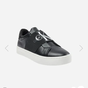 Calvin Klein skor  - Säljer mina Calvin Klein skor då de inte kommer till användning. Jätte sköna. Har inte använts så mycket ungefär 3 månader. Fler bilder kan skickas vid intresse. 