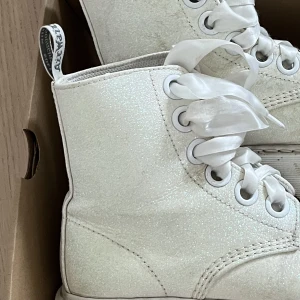 Plattform Dr Martens - Plattform doc martens i vitt glitter! Köpt secondhand oanvända för 1800kr 💕