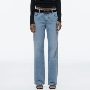 Lågmidjade jeans från zara!  - Säljer ett par så fina jeans från zara. Oanvända, och måste tyvärr sälja pga fel storlek. 