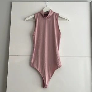 Lila body  - Kallt lila body från bershka. Jättefin att ha under en kavaj eller som den är. Storlek S
