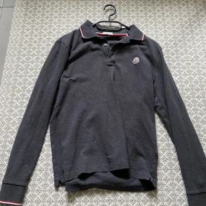 Moncler pike - Tjena! Säljer nu min Moncler piké som är använd mycket sällan och jag har nu växt ur den, nypris 3000kr. Storleken på tröjan är M men den sitter som S