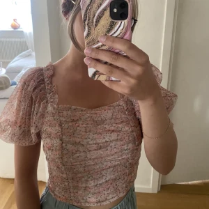 Blommig topp - En blommig topp med puffiga ärmar i fint skick💕