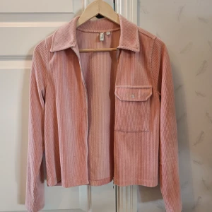 Manchester-jacka - Jacka från NLY TREND i storlek XS. Använd fåtal gånger, fortfarande i fint skick.