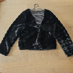 Kofta - Fin svart kofta storlek L från Ginatricot✨️ använd endast 2-3 ggr