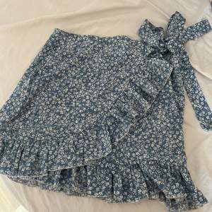 Säljer denna fina blåa kjolen, volanger och knytning i sidan, storlek S, bra skick, säljer för 50kr + frakt🦋🦋