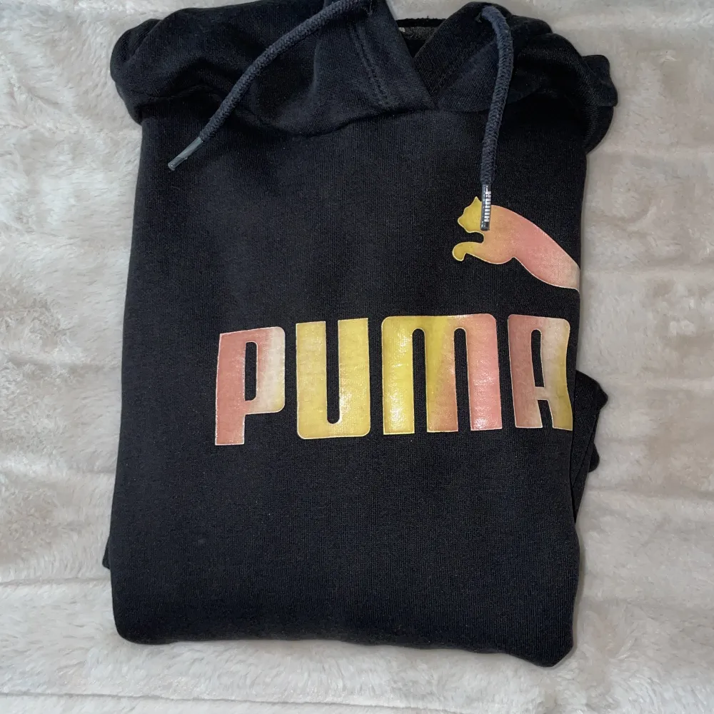 Puma tröja, magtröja, köpt på Intersport . Hoodies.