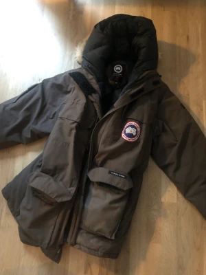 Canada Goose expedition parka storlek M - Säljer min äkta mörkbruna Canada Goose expedition parka. Kvitto finns. Storlek M.