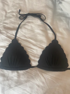 Bikini överdel - Säljer bikini topp som aldrig är använd för den är för liten🖤