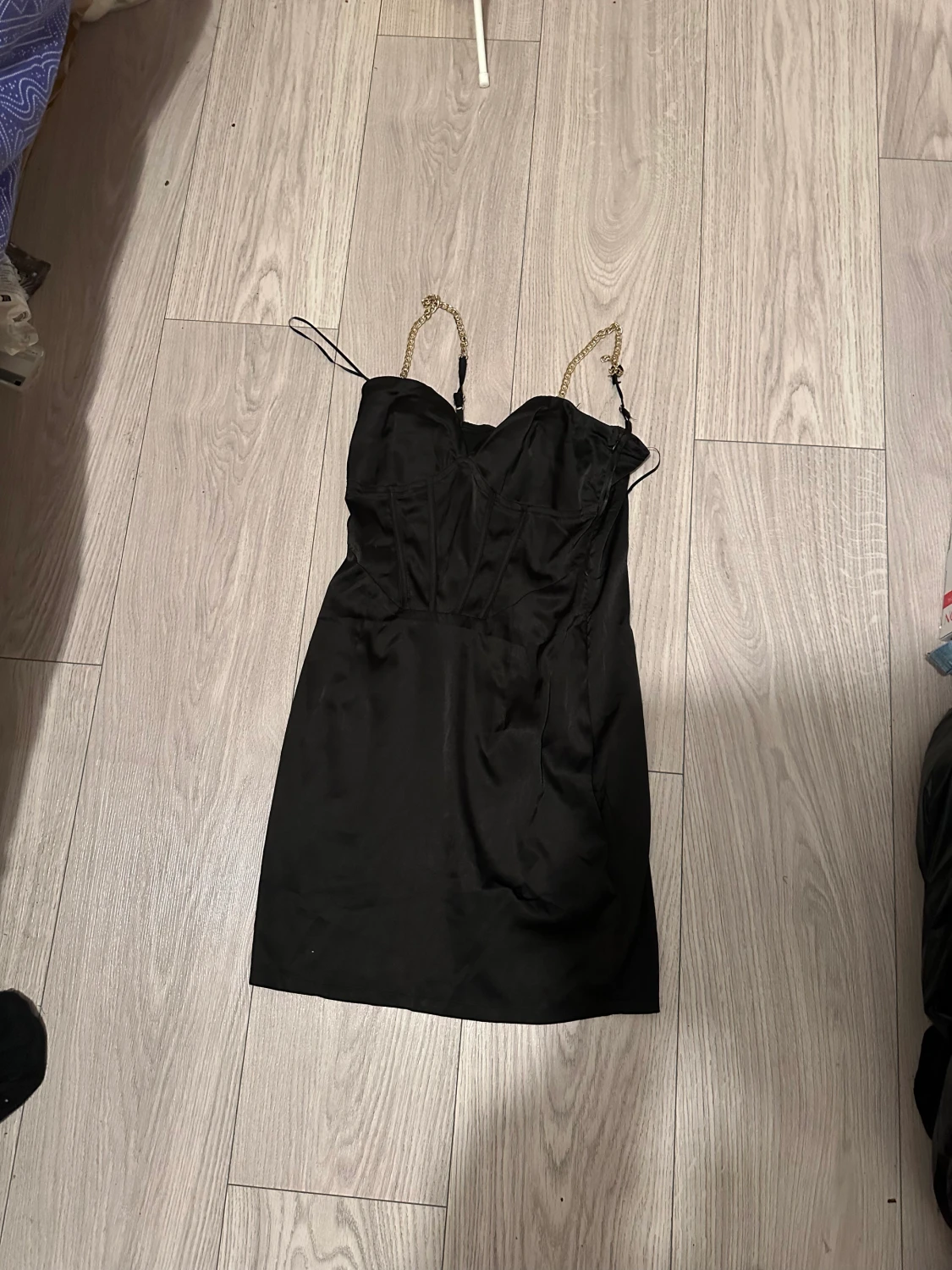 Svart miniklänning (satin med korsett