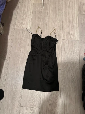 Svart miniklänning (satin med korsett - använt den ett fåtal gånger men den är fortfarande i bra skick