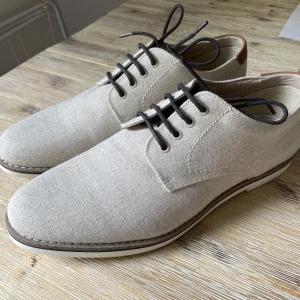 oanvända derbyskor - Helt oanvända herr derbyskor i tyg storlek 42, nypris 349:-